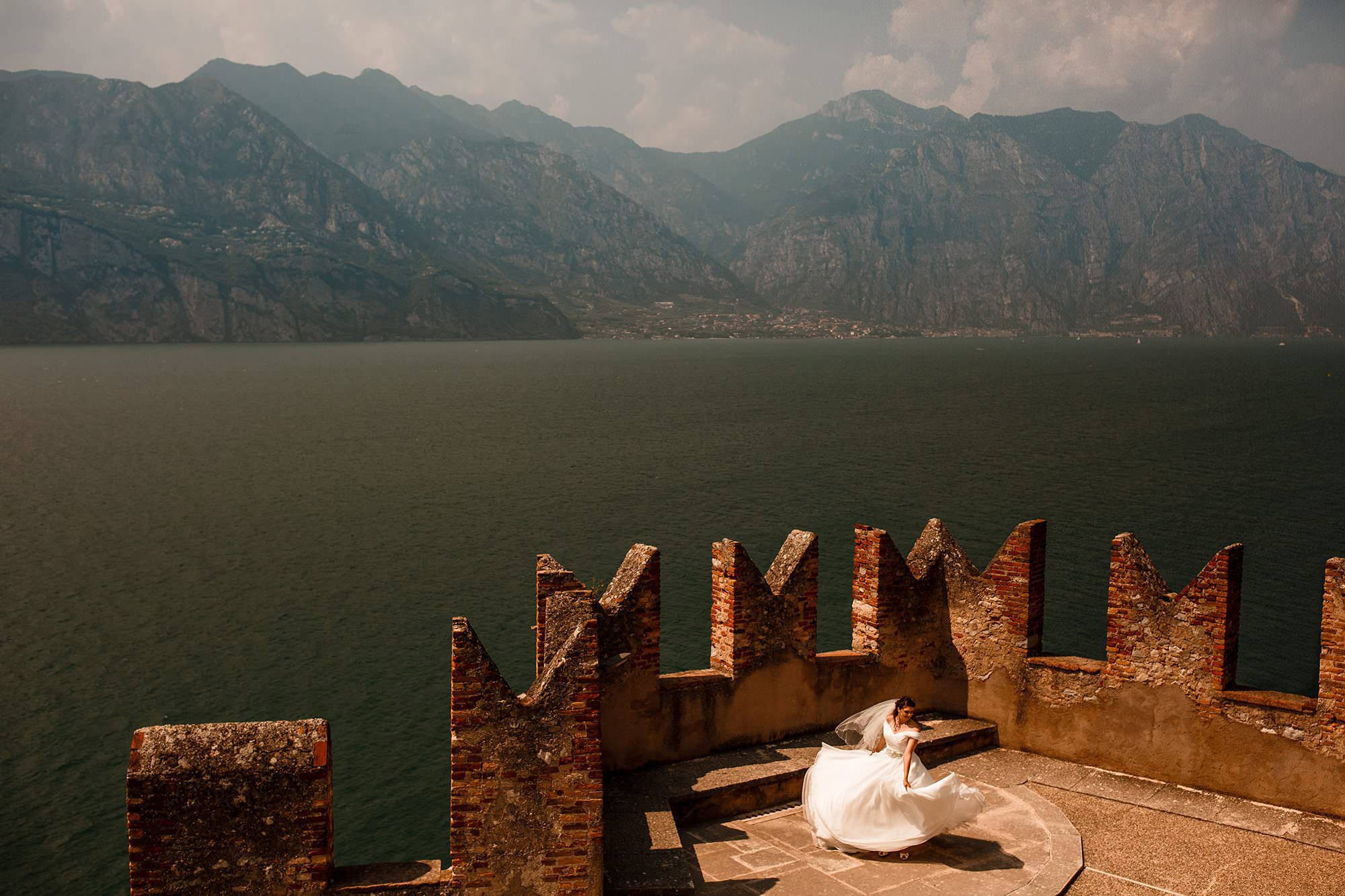 bride with her dress in lake Garda wedding