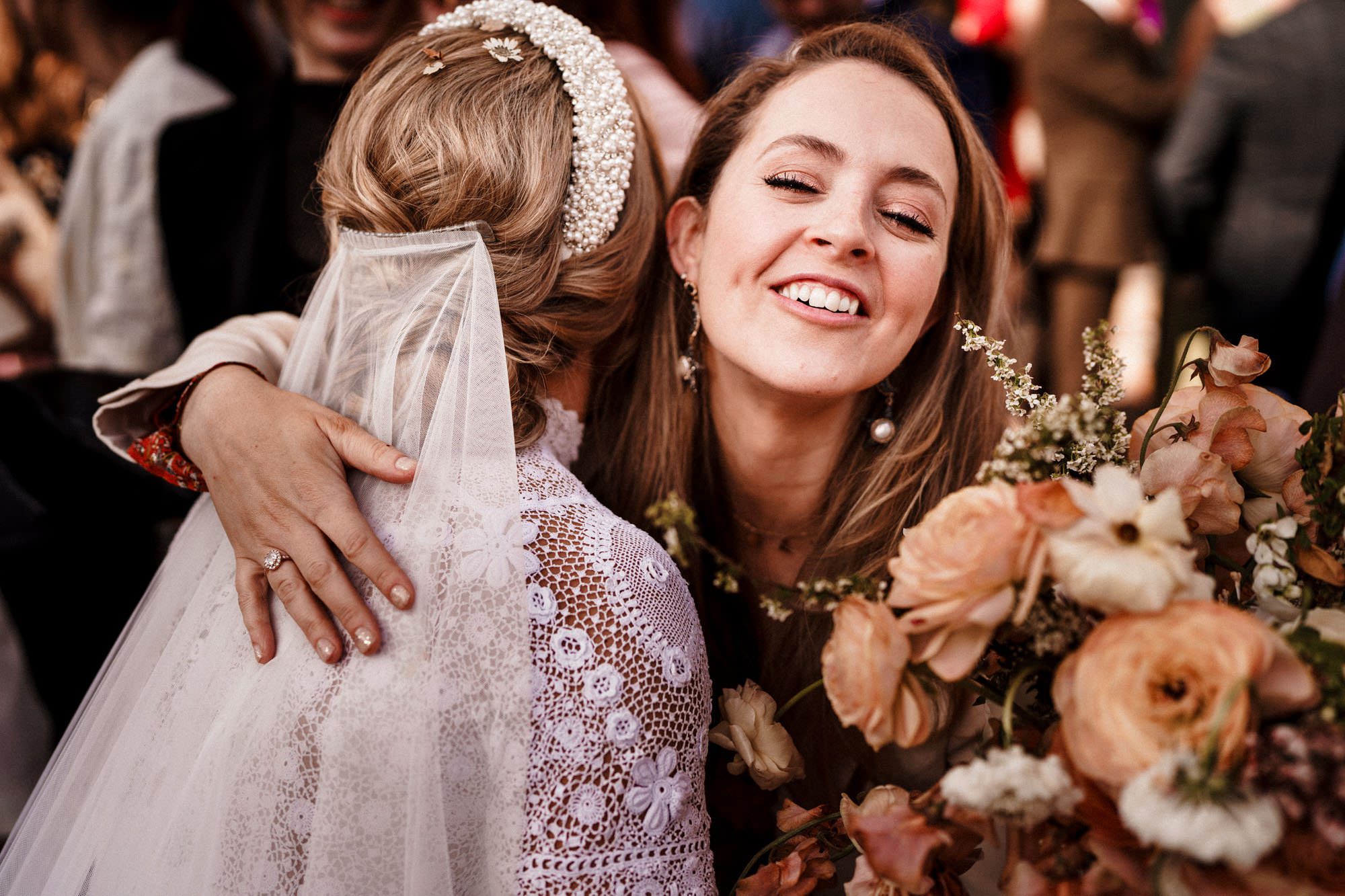 tuscany wedding photographer shooting guests